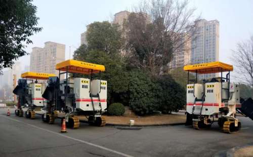 作為公路施工中的重要路面機械，混凝土路緣石滑模攤鋪機必須跟上時代步伐
