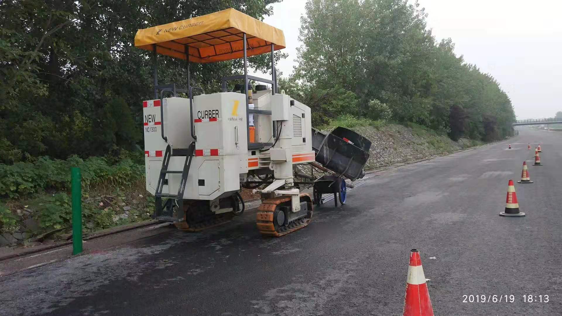 路面攤鋪開始前，務必要對混凝土路緣石滑模攤鋪機的性能進行全面檢查