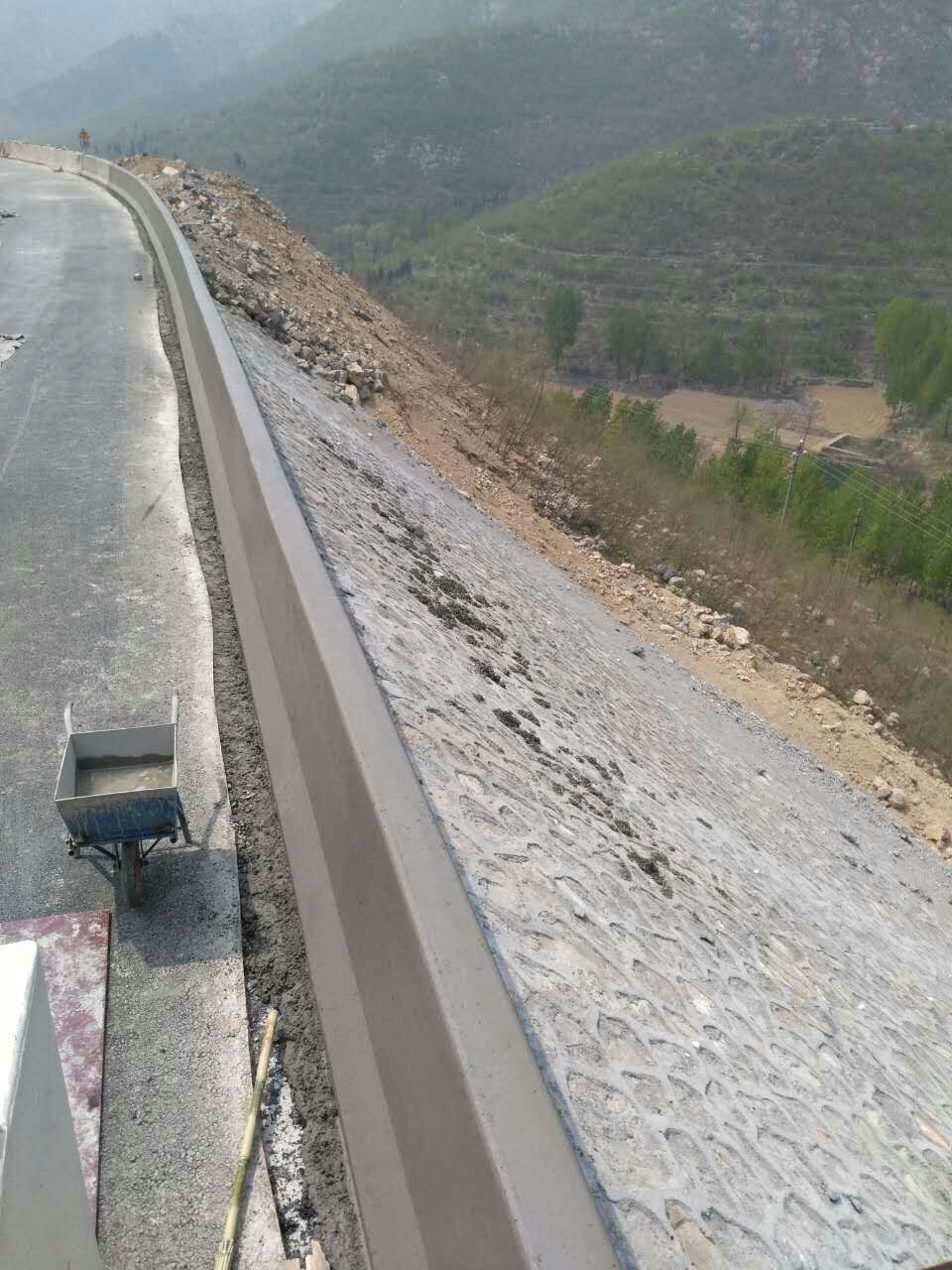 無論何種工況，路緣石滑模機(jī)都能完美運(yùn)行